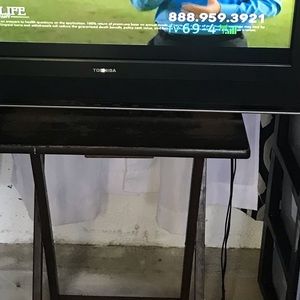 Stand alone 32” Toshiba flat screen color TV